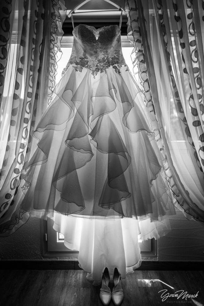 Robe de la mariée pendant les preparatifs de mariage par yvan marck photographe de mariage a strasbourg en alsace