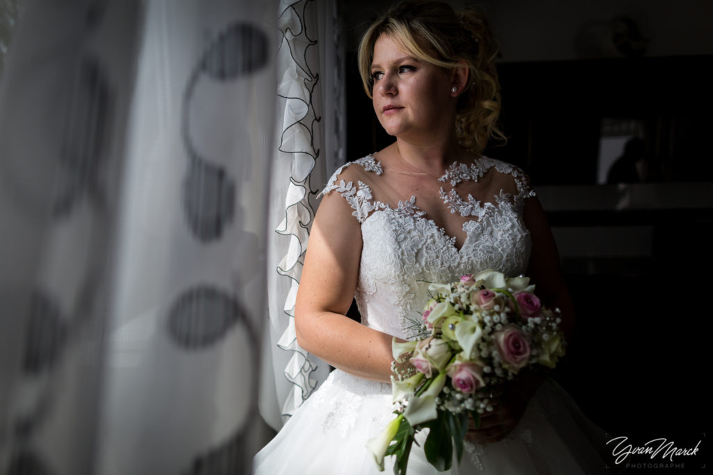 Robe de la mariée pendant les preparatifs de mariage par yvan marck photographe de mariage a strasbourg en alsace