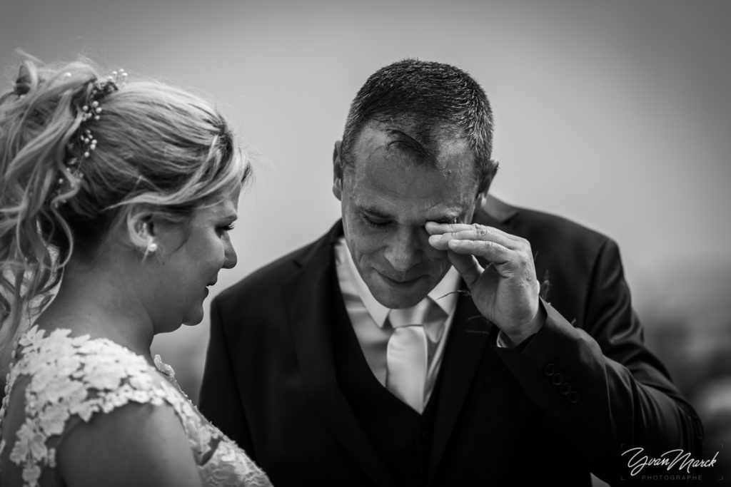 Découverte de la robe pendant le mariage par yvan marck photographe de mariage a strasbourg en alsace