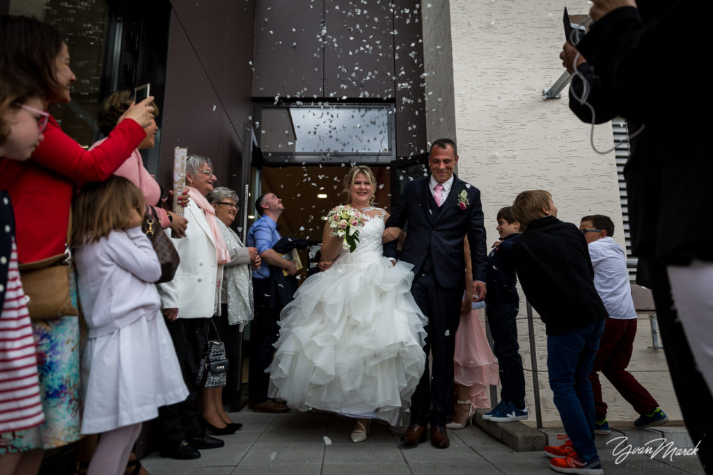 Cérémonie à la mairie de Wolfisheim pendant le mariage par yvan marck photographe de mariage a strasbourg en alsace