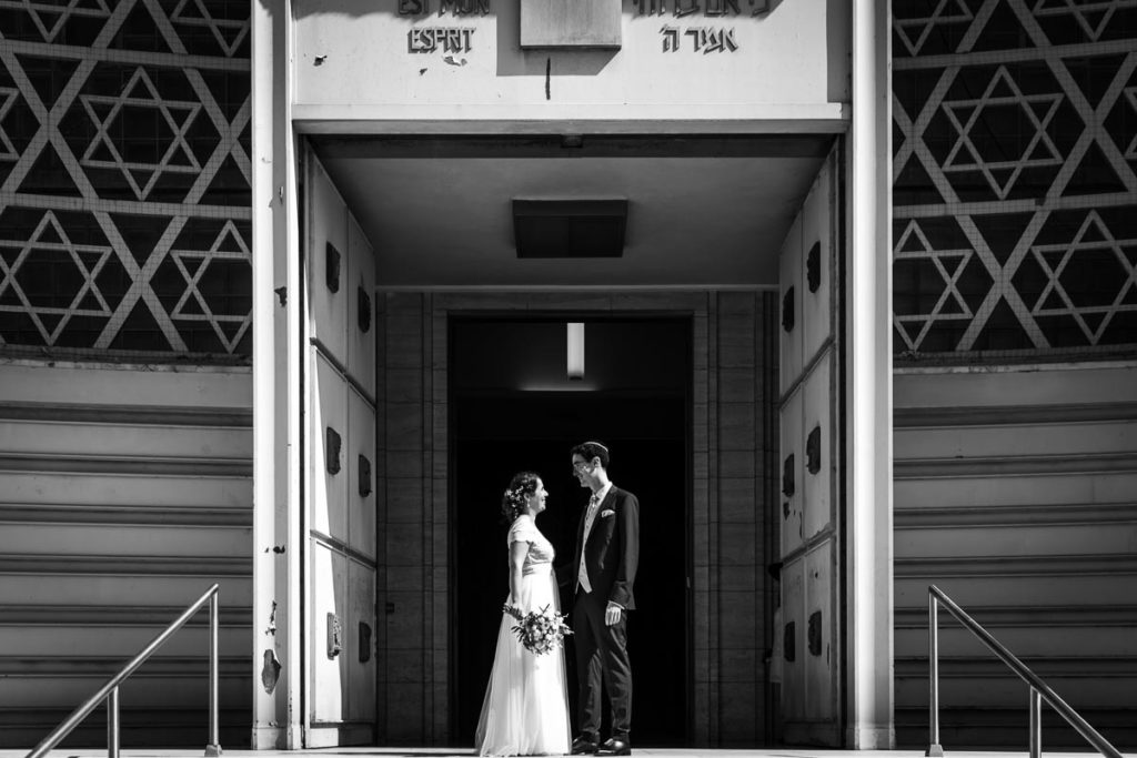 couple devant la synagogue