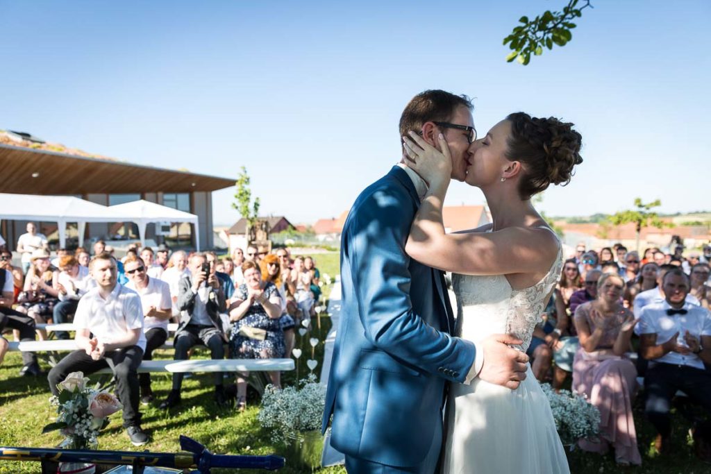 les mariés s'embrassent cérémonie laique